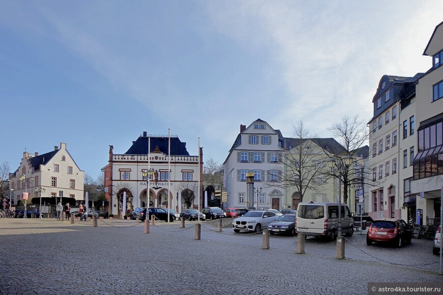Hauptwache, 1861 год.   В первой половине XIV столетия здесь находился городской Торговый дом, в котором каждый проезжавший через Вецлар торговец должен был взвесить свои товары и заплатить пошлину.