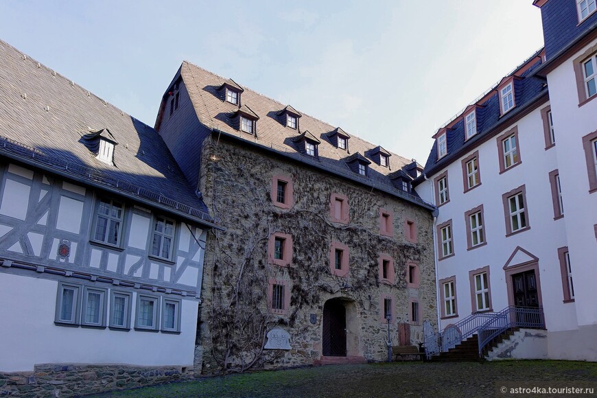 В примыкающем к Lottehaus (1285 г) 3-х этажном особняке, бывшем доме управляющего, родилась Шарлотта Буфф, первая неразделённая любовь Гёте. В 1863 г. на первом этаже бала открыта посвящённая ей «Lottezimmer».