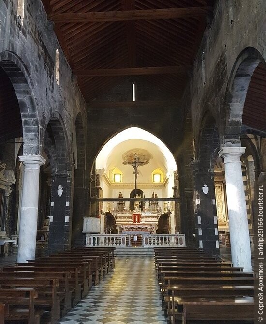 Средневековая церковь Сан Лоренцо в Портовенере с белой Мадонной