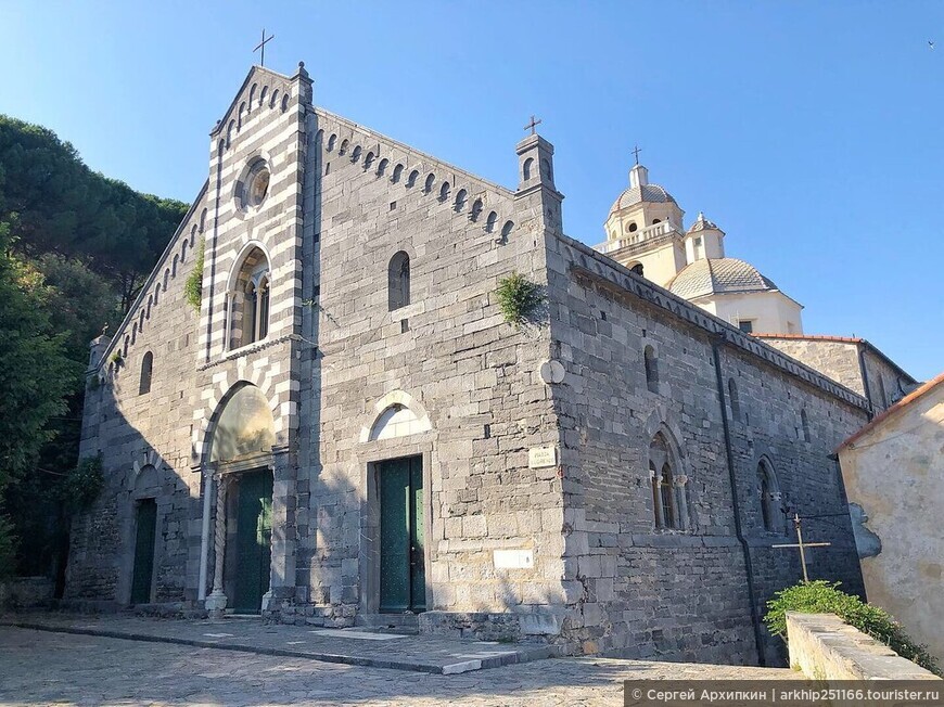 Средневековая церковь Сан Лоренцо в Портовенере с белой Мадонной