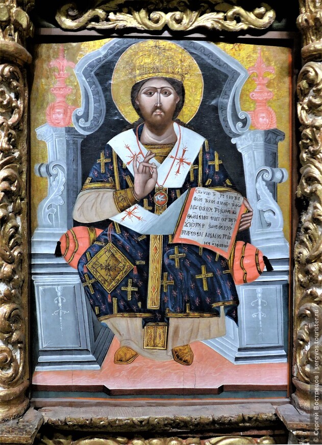 Иконостас в Пинакотеке Ватикана. Икона Христа справа от Царских врат.