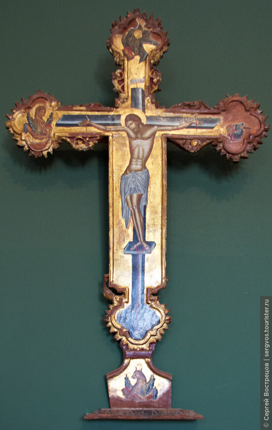 Греческий иконостас в музее г. Закинф. Греческий (византийский) крест с распятием, образующий навершие иконостаса. Фото из интернета.
