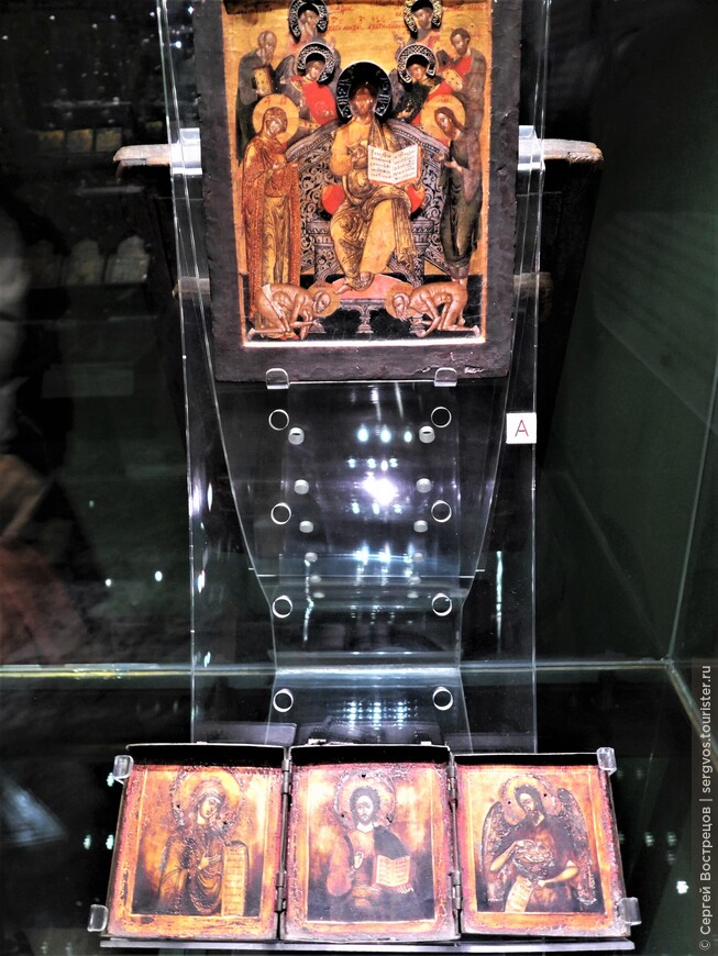 В нижнем ряду – триптих. представляющий собой Деисус: в центре Христос, справа и слева от него Богоматерь и Иоанн Предтеча, XVII век.
