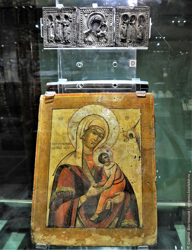 Вверху – триптих, где в центре изображение Казанской божьей матери, справа и слева от неё – святые. XVII-XVIII век. Внизу – богоматерь с младенцем и ангелом.