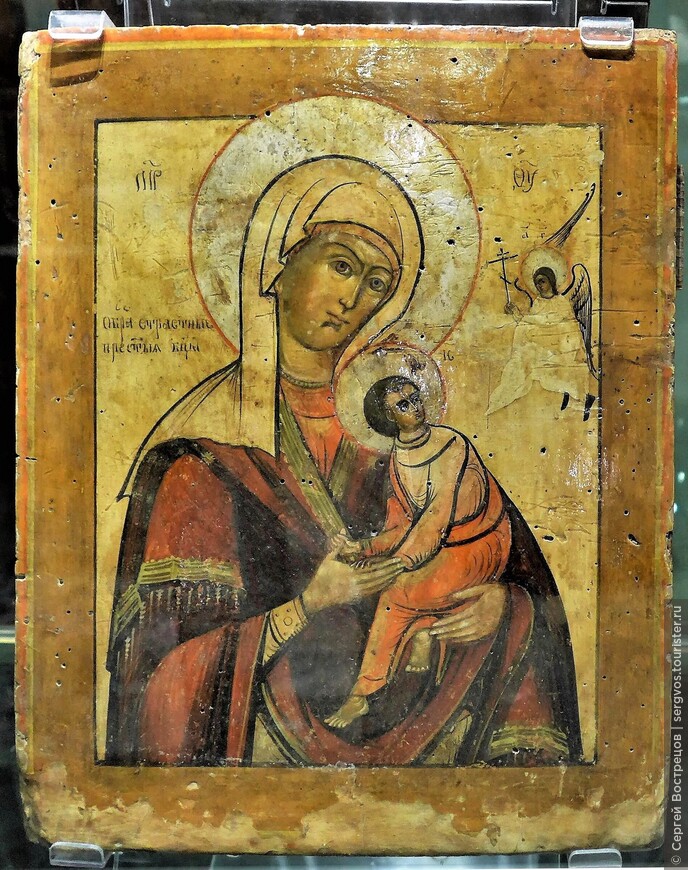 Икона нижнего ряда с предыдущего снимка в православии известна также как «Страстная икона Божией Матери». Датируется XVIII веком.