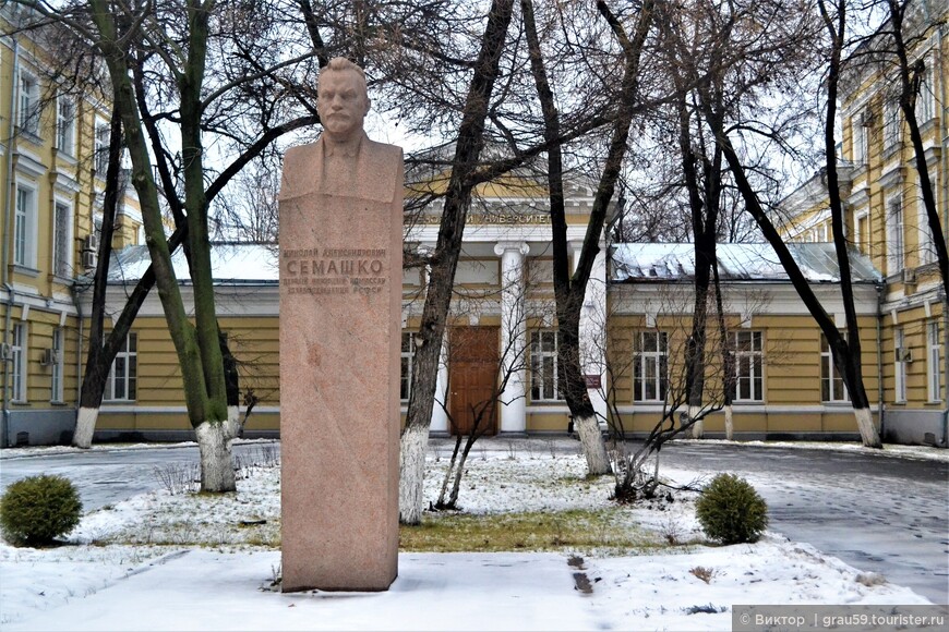 И дольше века длится день в Москве. Часть 1. Утро, начавшееся в монастыре и продолжившееся под знаком Эскулапа