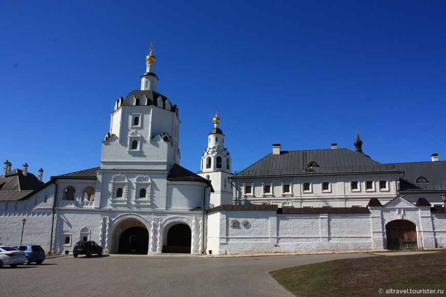 Фото 3-5. Свияжский Успенский монастырь, общий вид. С 2017 года - в списке объектов Всемирного наследия ЮНЕСКО.