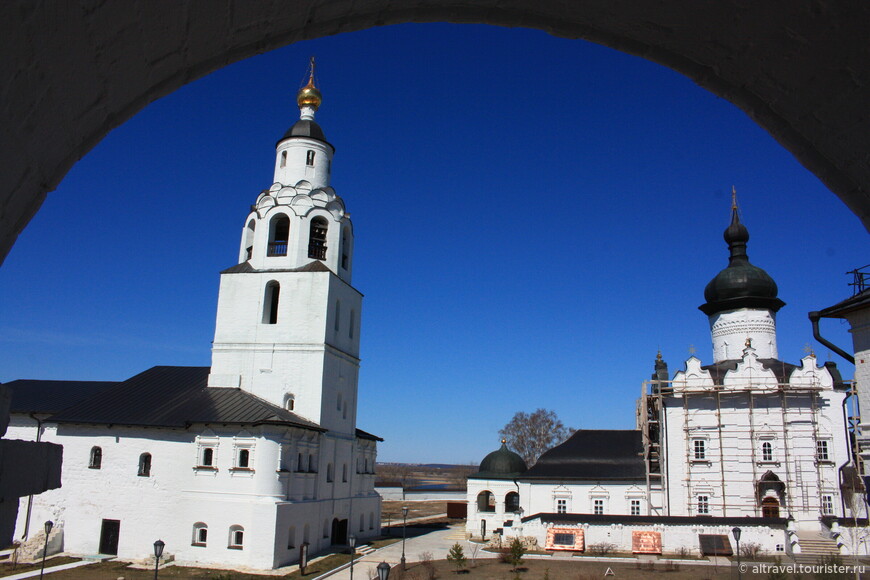 Фото 6-7. Никольская церковь с колокольней (слева) и Успенский собор