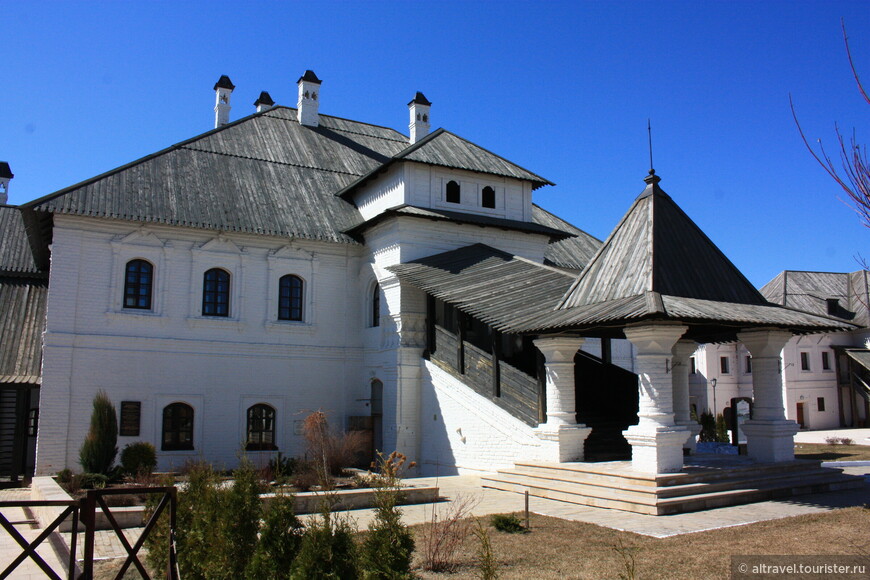 Фото 9. Одна из построек монастыря