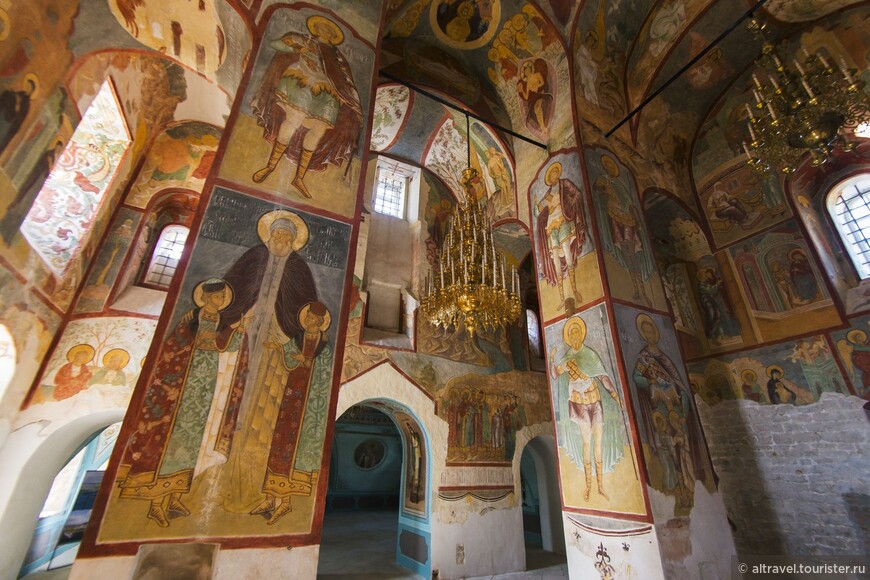 Фото 11-12. Фрески Успенского собора (Источник: https://m.realnoevremya.ru)