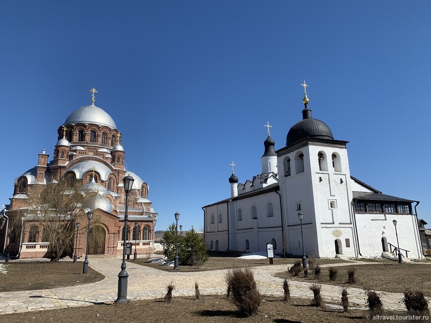 Фото 19. Собор в честь иконы «Всех Скорбящих Радость» и церковь Святого Сергия Радонежского (справа)