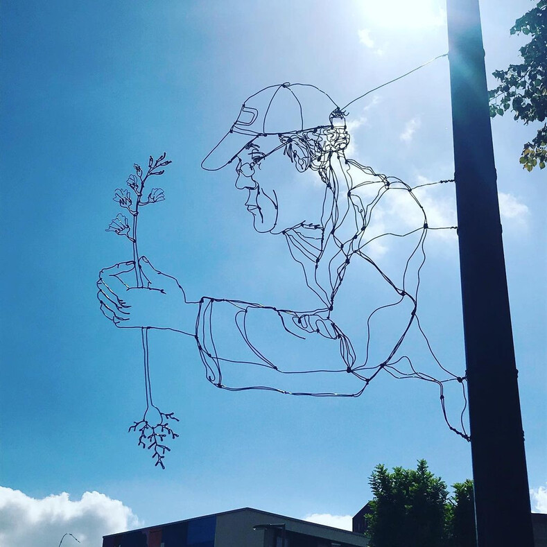 12 фото невероятных стрит-артов от уличного художника, который разрисовывает города картинками из проволоки