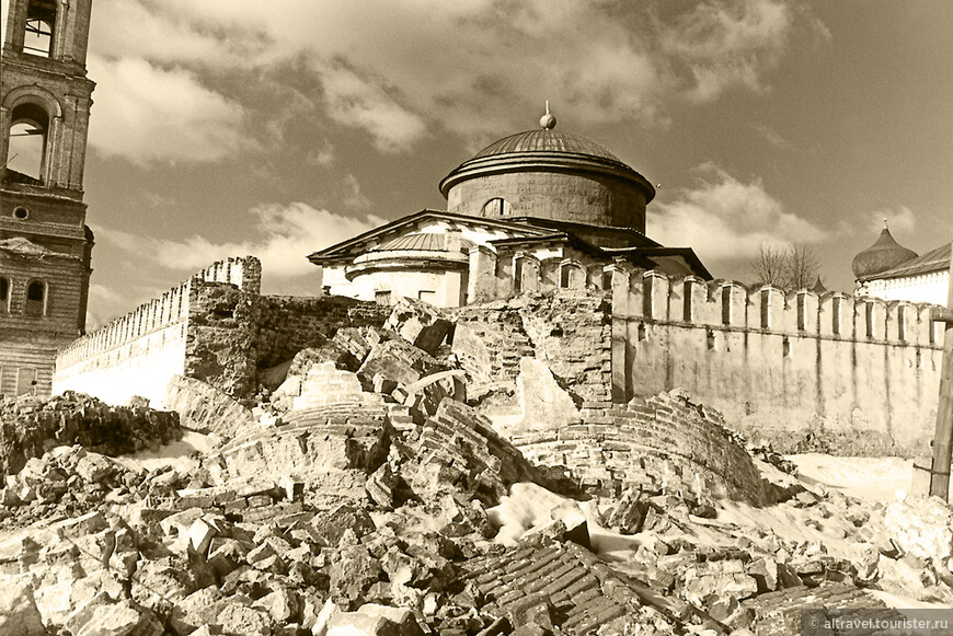 Фото 21. Руины Раифского монастыря в конце 1980-х гг. (Источник: https://www.raifa.ru/history/destroy/)