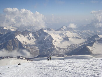 Сноубордисты спровоцировали сход лавины на горе Чегет