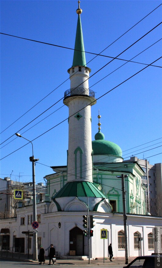 Фото 8. Мечеть Нурулла (обозначена буквой С на карте 3) имеет молельный зал с куполом и трехэтажный цилиндрический  отдельно стоящий минарет. По стилю больше напоминает ближневосточные мечети, чем традиционные татарские