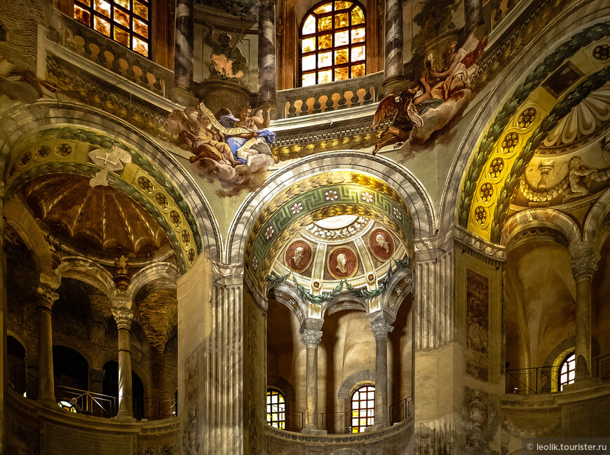 Барочный купол был расписан болонскими мастерами Бароцци и Гандольфи и венецианским художником Гвараны в 1780 году.