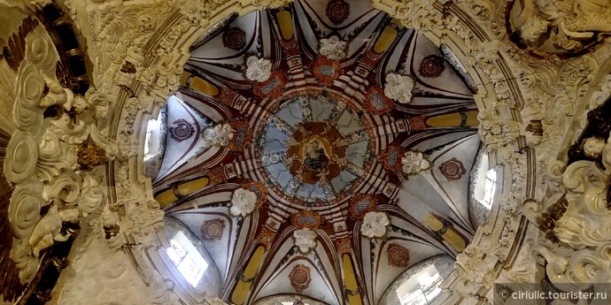 В центре купола - панно, расписанное на тему Святой Троицы.