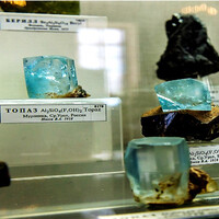 Голубые мурзинские топазы. Фото с сайта Минералогического музея имени Ферсмана в Москве.
