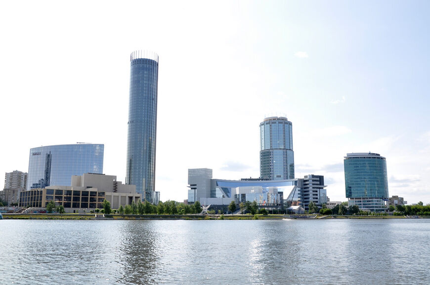 Вид на башню Исеть, Ельцин-центр, бизнес-центр «Президент»