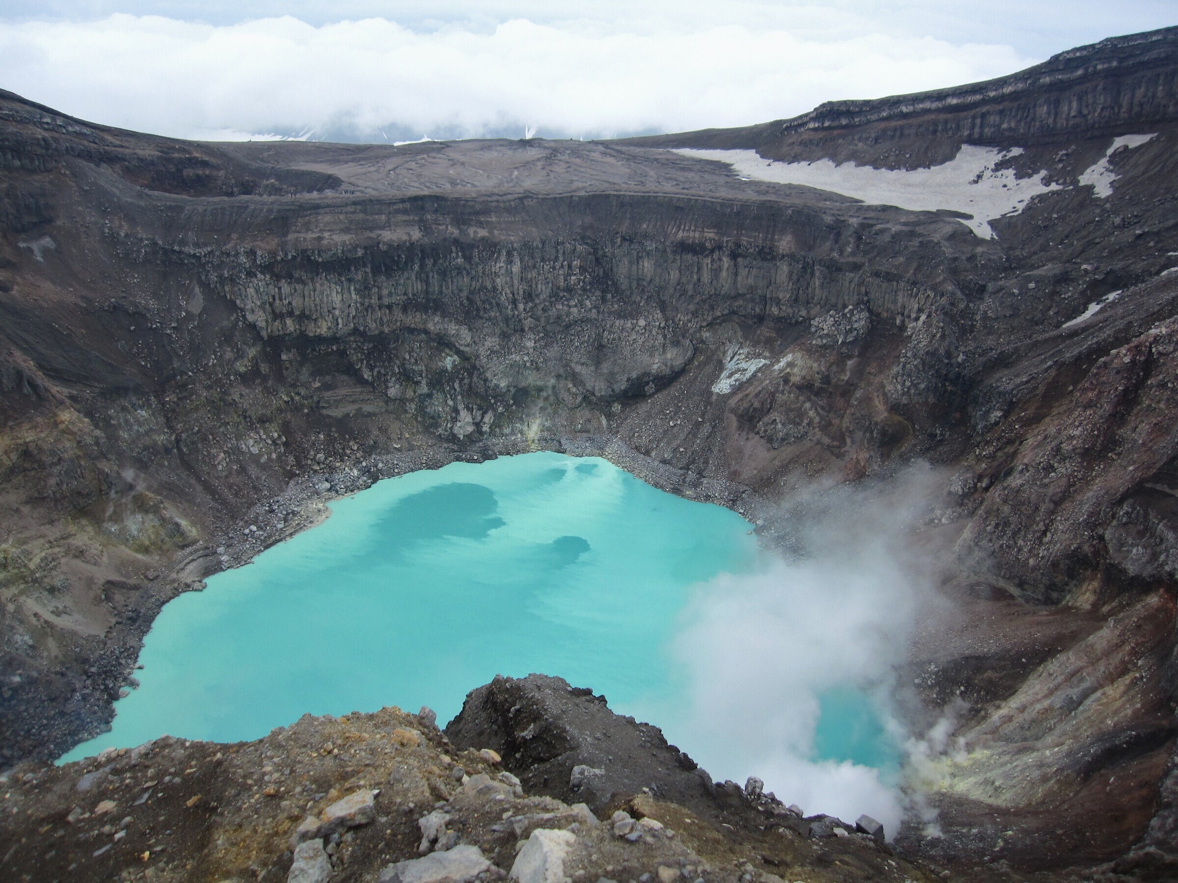 Озеро в вулкане камчатки. Вулкан Горелый Камчатка. Кратер вулкана Горелый Камчатка. Вулкан большой Семячик Камчатка. Голубое озеро в кратере вулкана Горелый.