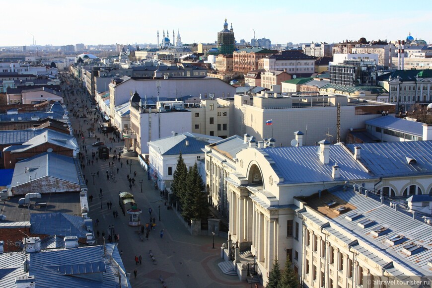 Фото 5. Вид с колокольни на ул. Баумана в сторону Кремля. Видны Спасская башня и мечеть Кул-Шариф.