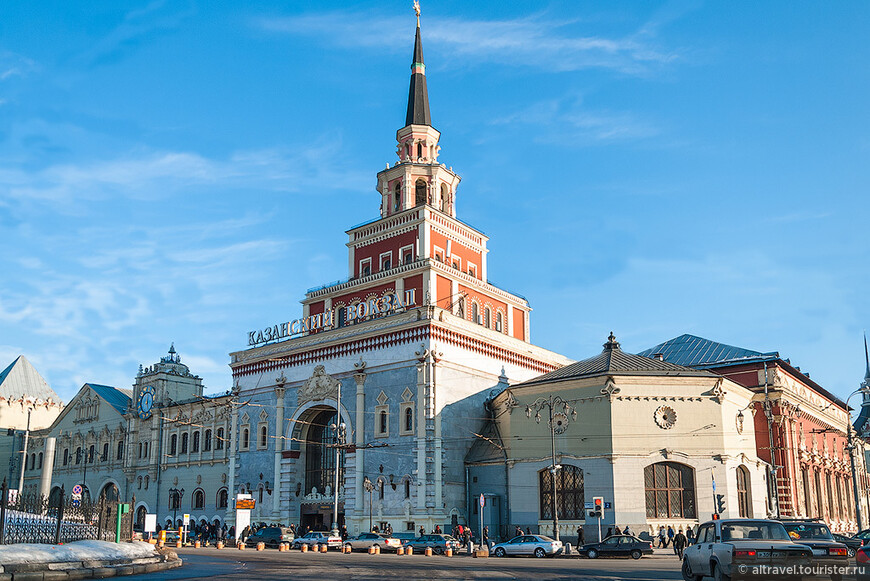 Фото 22. Казанский вокзал в Москве использует архитектурные очертания башни Сююмбике