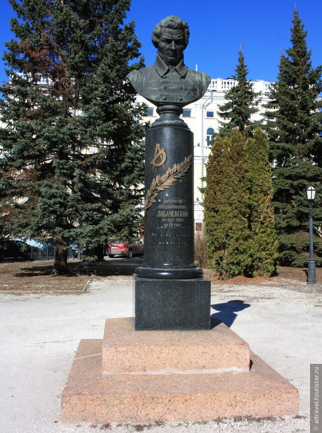 Фото 40. Памятник Н.И. Лобачевскому