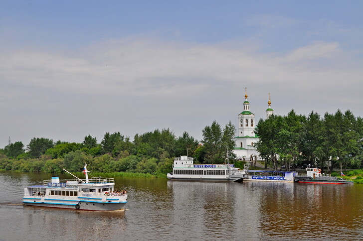 Прогулочные теплоходы на реке Туре