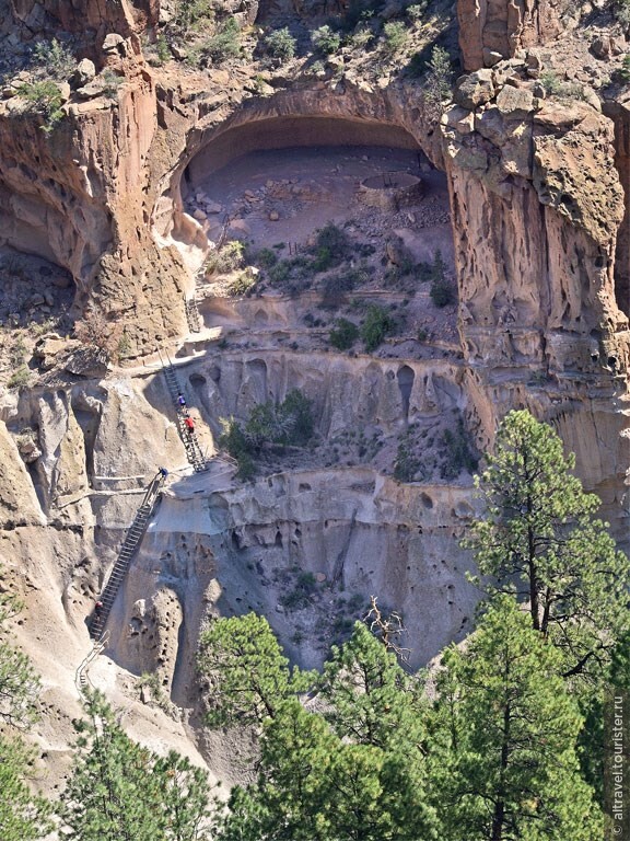 Фото 20. Вид на дом-нишу (Alcove House) с кивой (Источник: www.nps.gov). Туда - на высоту около 400 м - со дна каньона можно подняться по приставным лестницам
