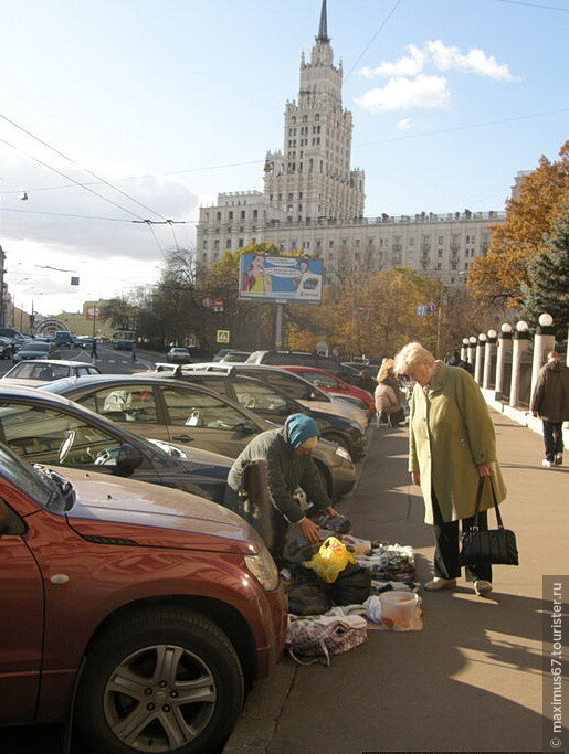 Хотелось лечь, прикрыть бы телом родные камни мостовой... 