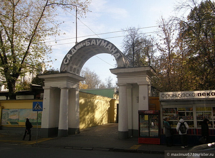 Хотелось лечь, прикрыть бы телом родные камни мостовой... 