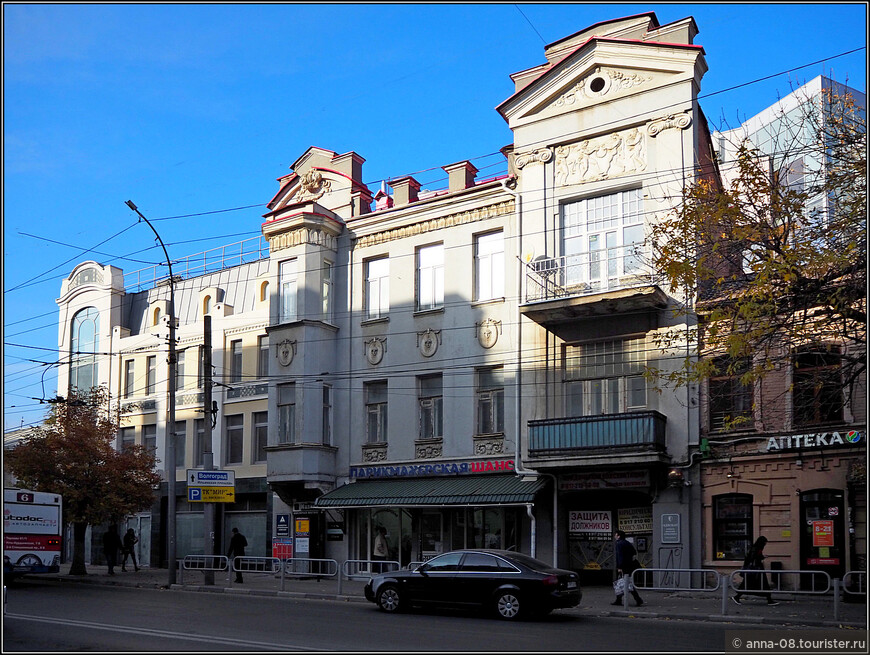 Напротив здания Главпочтамта - доходный дом П.И. Осиповой (1910-1914 гг.)