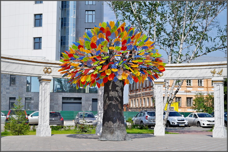 «Дерево счастья» на площади Борцов революции