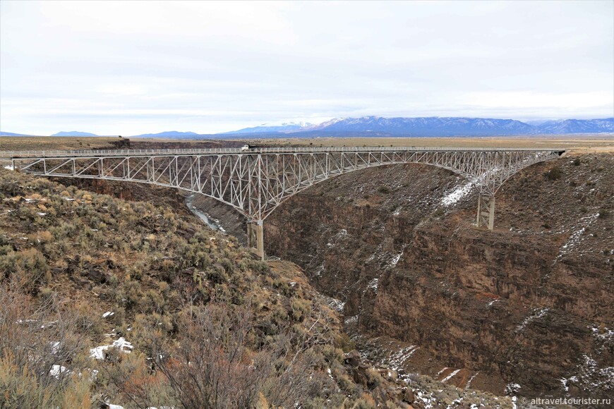 Фото 31. Вид на мост над ущельем Рио Гранде. Здесь глубина каньона - 240 м.