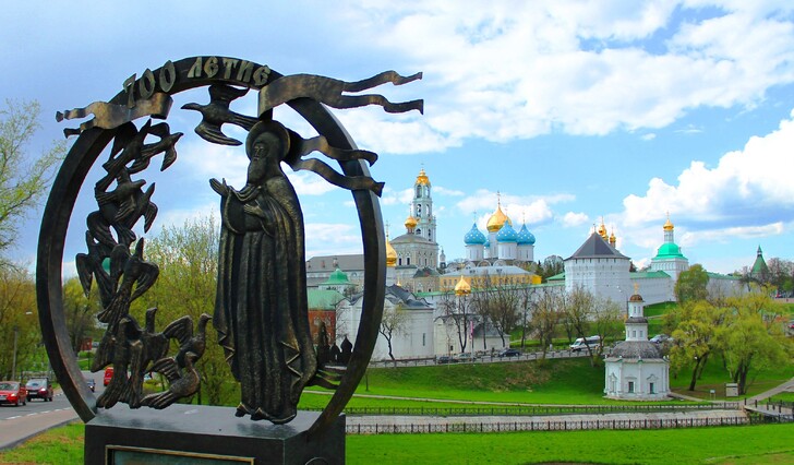 Вид с Блинной горы на знак 700-летия Сергия Радонежского, Пятницкую часовню и лавру на фоне
