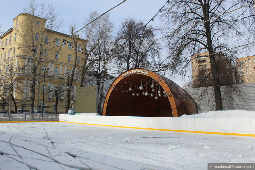 Хотелось лечь, прикрыть бы телом родные камни мостовой... 