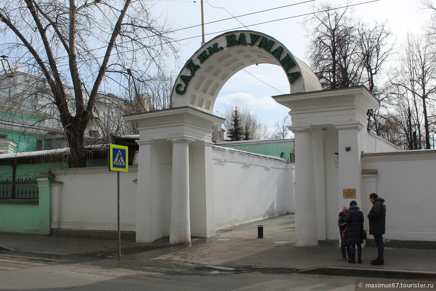 Хотелось лечь, прикрыть бы телом родные камни мостовой... 