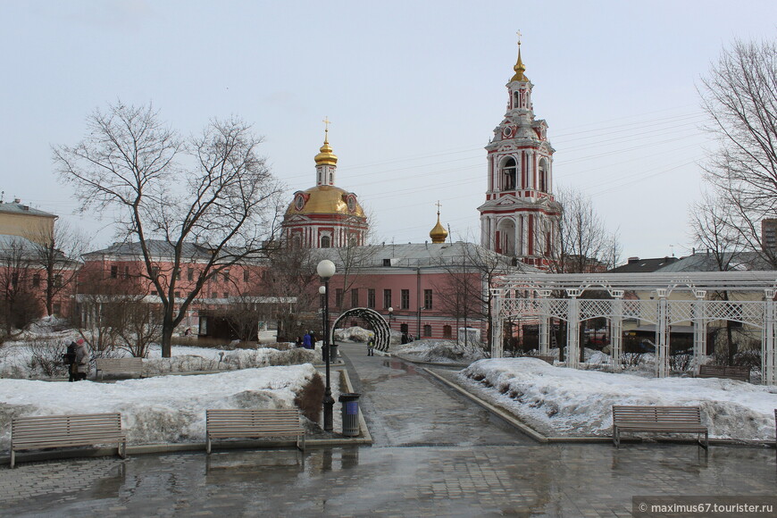 Хотелось лечь, прикрыть бы телом родные камни мостовой... 