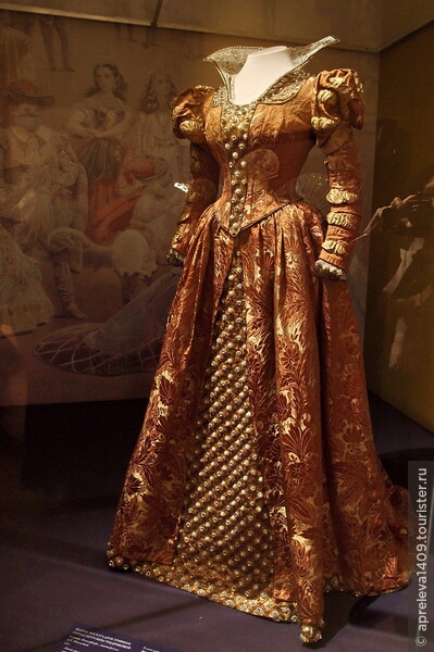 Выставка «Придворный костюм середины XIX-начала XX века»