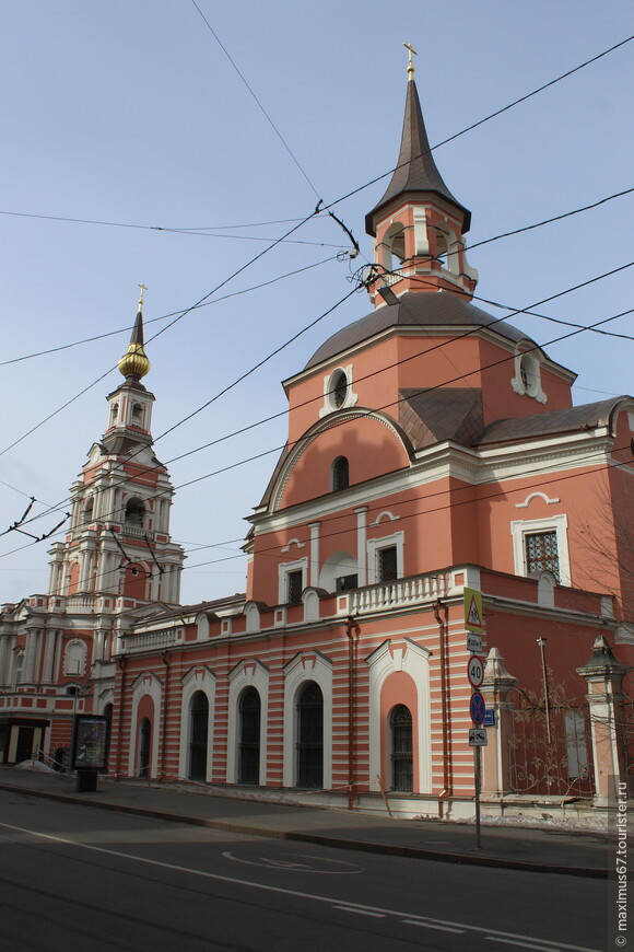 Хотелось лечь, прикрыть бы телом родные камни мостовой... 