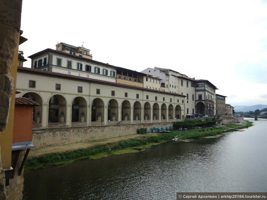 Средневековый мост Понте Веккьо во Флоренции — центр золотой торговли