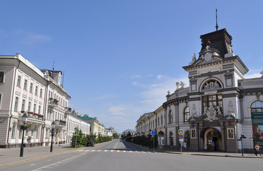 Справа - Национальный музей Республики Татарстан