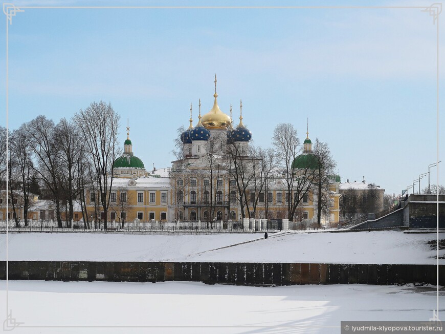 Вид на Путевой дворец и Преображенский собор из-за реки