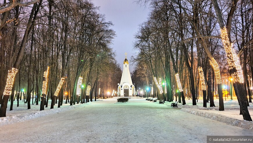 Часовня Всех Святых, в земле Рязанской просиявших расположена в Соборном парке близ Кремля. Часовня построена в 1995 г. к 900-летию Рязани.