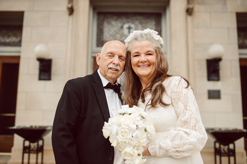 Пара повторила свадебные фото, сделанные полвека назад: 9 прекрасных снимков с разницей в 50 лет, доказывающих, что у любви нет срока годности