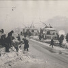 Первая блокадная весна - чистка улиц от снега. Троллейбусы простояли всю зиму без движения