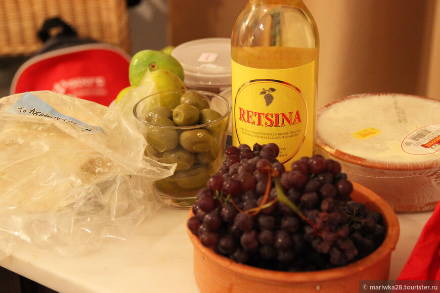 Рецина, местные оливки, виноград, инжир и сыр