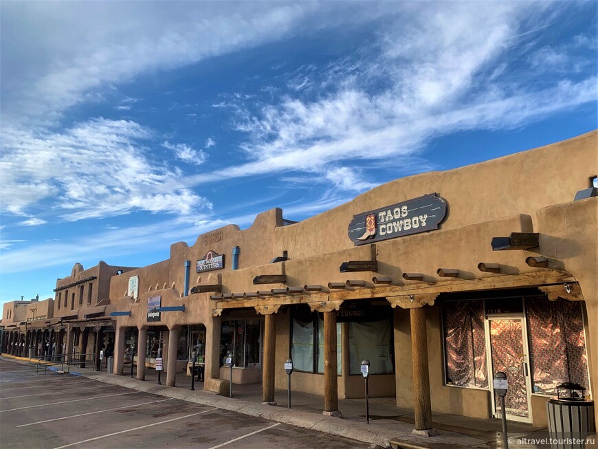 Фото 3. Taos Plaza окружена магазинами, галереями и т.п. Длинные открытые галереи, опирающиеся на деревянные колонны, - уже знакомые по предыдущим рассказам о Нью-Мексико