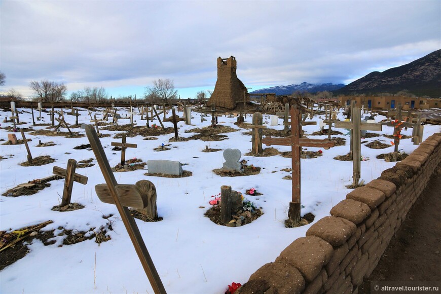 Фото 32. Кладбище в Taos Pueblo с разрушенной американской артиллерией католической церковью