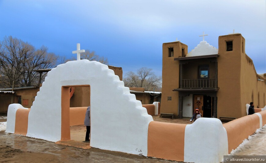 Фото 33. Действующая католическая церковь в Taos Pueblo